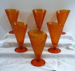 Seis (06) taças art decô para sorvete , em vidro prensado na cor laranja. Med. 17 cm alt x 9 cm diâmetro.