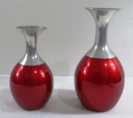 Dois (02) vasos de cerâmica" sangue de boi" vitrificado, bocal em alumínio escovado. Meds. 20 e 25 cm de alt 