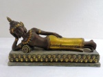 Escultura representando Buda, deitado, em resina policromada.  Med. 19 x 36 x 10 cm.