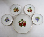 HULSCHENREUHER BAVÁRIA- Medalhão e quatro pratos de sobremesa em porcelana alemã com marca da manufatura , decorados com frutas diversas  e borda com friso dourado. Med. medalhão 34 cm alt, pratinhos 20 cm diâmetro.
