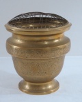 Floreira indiana confeccionada em metal dourado, formato bojudo decorada com volutas, flores e folhagens cinzelados. Tampa com aramado para fixação de flores. Marcado na base. Med. 21 x 20 cm.