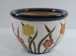 Vaso/Floreira em cerâmica, decorado com flores em policromia, borda na cor azul cobalto vitrificada. Fundo com um furo para escorrer água. Med. 17 x 23 cm diâmetro.