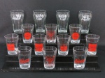 COLECIONISMO - Lote constando quatorze antigos copos promocionais da Coca-Cola em vidro, em dois modelos diferentes. Meds dez  9,5 cm alt, quatro 12,5 cm alt.