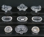 Nove (09) mantegueiras individuais em vidro de três modelos, quatro no formato de concha base tripóide, ( 8 cm) duas redondas e três ovais.