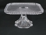 Elegante fruteira em cristal translúcido , oitavada, coluna facetada, formato quadrangular, decorada em losangulos. Med. 11 x 20 x 20 cm.