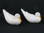 Par de pratos chineses em faiança representando "Patos", marcado na base. Med. 18 cm alt x 33 x 17 cm.