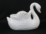 Grande floreira em faiança na cor branca representada por cisne. Med. 27 x 34 x 16 cm.