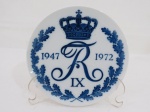 ROYAL COPENHAGEN - Grande prato decorativo em porcelana , prato memorial marcando o período de 1947/1972 para celebrar o 25 aniversário do Reinado do Rei Frederico IX da Dinamarca. O Rei faleceu antes do aniversário transformando o prato em peça memorial em vez de Comemorativo. Med. 18,5 cm diâmetro.