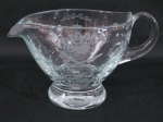 Importante molheira Russ em cristal com brasão de família, espadas cruzadas e coroa e decorada com trigos.. Med. 10,5 cm x 12 cm diâmetro.