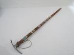 Ferramenta alpina, cabo em madeira , aplicação de brasões de cidades européias ,ponteira e empunhadeira em metal. Med. 85 cm comprimento.