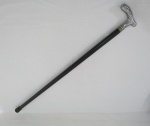 Bengala em madeira nobre com castão em metal moldado. Med. 91 cm comprimento.
