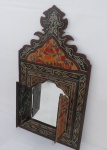 Antigo espelho marroquino no formato de portal, possívelmente persa, pintado a mão com figuras típicas em trajes regionais em rica policromia, meados do séx XX. Mínima oxidação no espelho. Med. 60 x 33 cm cm. NÃO ENVIAMOS PELOS CORREIOS.