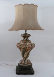 CAPODIMONTE- Imponente e belíssimo abajour confeccionado em porcelana italiana, manufatura de Napoli, apresentando rica policromia em decoração " Mitológica" em relevo, detalhes a folha de ouro. Base quadrangular em metal cinzelado. Acompanha cúpula. FUNCIONANDO. Med. 60 cm alt- base 60 x 23 x 23 cm.CAPODIMONTE- Imponente e belíssimo abajour confeccionado em porcelana italiana, manufatura de Napoli, apresentando rica policromia em decoração " Mitológica" em relevo, detalhes a folha de ouro. Base quadrangular em metal cinzelado. Acompanha cúpula. FUNCIONANDO. Med. 60 cm alt- base 60 x 23 x 23 c,.PEÇA DE EXPRESSIVO TAMANHO, ENVIO SOMENTE POR TRANSPORTADORA.