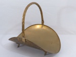 Espetacular porta-lenha, executado em  metal dourado. com quatro pés e alça retrátil. Med. 44 cm alt x 49 x 35 cm.