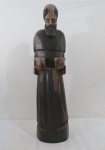 J.M.M - importante e grande escultura entalhada em bloco de madeira, representando " São Francisco de Assis" com pomba em farta policromia. Assinado J.M.M. Santeiro de Ibimirim Pernambuco. Med. 83 x 22 cm. Peça única em madeira maciça muito pesada.