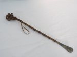 Antiga calçadeira confeccionada em chifre de Caprino, cabo em caniço, castão com cabeça de carneiro esculpido em resina. Med. 56 cm comprimento.