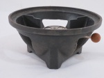 Conjunto rechaud - base para queimador e panela em ferro fundido. Med. 9 x 20 cm diâmetro.