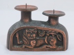 Antigo castiçal duplo em bronze, com leões esculpidos em ambas as faces. Med. 10 x 15 x 5 cm.