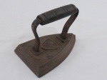 VINTAGE- um (1) antigo ferro para passar roupas , confeccionado em ferro fundido , cabo entalhado em madeira. Marcado Cami número 4. Med. 11 x 14 x 9 cm.