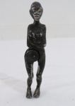 Antigo Quebra Nozes/Amêndoas em metal patinado, representando uma Figura de Africana, originalmente da Alemanha do Séc. XV , eram considerados amuletos e posteriormente associadas ao Natal. Med. 23 cm comprimento.