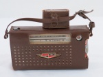 MITSUBISHI - Antigo e raro Rádio Mitsubishi modelo Transitor 8 X - 584 A aclopado em capa de couro original  . Japão meados do século XX . Acompanha fone de ouvido , não testado. Vendido no estado. Medindo 10 cm de altura x 17 cm de comprimento x 4,5 cm de largura .