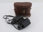 Binóculo antigo FDV 3 x 40 BGM 15, acondicionado em estojo de couro. Med. 12 x 16 x 7 cm,.