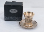 KIDUSH- Cálice de cerimonial judaico com prato em metal espessurado a prata, decorado com muralha e a cidade de Israel. Med. 9,5  cm alt. Sem uso na embalagem original.