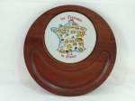 TROPIC - ART - Tábua para queijo em madeira nobre, com azulejo em porcelanato com imagem representando o mapa da França e diversos tipos de queijos " Les Fromages de France" da marca Tropic - Art. Medidas; 2,5 x 35 x 35cm