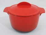 NOMAR FRANCE - caldeirão francês em ferro com acabamento esmaltado ( Ágata) na tonalidade vermelho, interior no branco. Med. 14 cm x 22 cm entre alças.