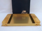 HALLEY PELLINI- Bandeja retangular em metal dourado. SEM USO NA EMBALAGEM. Med. 4 x 40 x 25 cm.