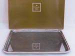 CHRISTOFLE. France - Bandeja retangular em metal francês espessurado a prata da Maison Christofle. Formato retangular ,centro liso, borda frisada. Paris. França. Séc. XX. . Med. 43 x 33 cm. SEM USO NA EMBALAGEM ORIGINAL.
