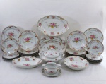 PORCELANA SCHMIDT - Belíssimo aparelho de jantar  em porcelana decorado ao centro com flores e borda moldada na pasta com floris e guirlandas e frisos dourados. Contendo 41 peças sendo: 11 pratos rasos (24 cm), 11 pratos de sobremesa/serviço (18 cm), 12 pratos fundo, 01 sopeira ( 18 x 26 cm, tampa colada), 03 travessas ovais ( maior 37 x 24 cm) uma legumeira oval funda ( 5,5 x 29 x 20 cm), uma arrozeira redonda ( 6,5 x 24 cm com bicado na borda)  uma molheira ( 7 x 19 cm).