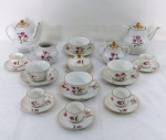 PORCELANA MAUÁ- Parte de aparelho para chá e café  em porcelana branca  decorado  com flores, frisos com detalhes em dourado Contendo 14 peças sendo: bule pra chá ( 14 cm alt), bule de café ( 15 cm alt), cremeira, açucareiro, mantegueira, quatro xícaras de chá e cinco xícaras de café com seus pires. Bule de café com bicado no bico.