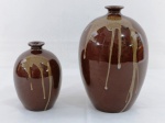 Dois (02) vasos bojudos em cerâmica vitrificada na cor marrom com detalhes abstratos. Med. maior 23 x 15 cm, menor 15 x 10 cm.