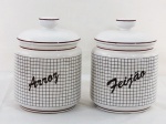 Antigo jogo para mantimentos, em cerâmica vitrificada branca, composto de dois potes "Feijão" e "Arroz".  Med. 24 x  18 cm