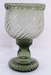 Grande vaso em vidro soprado, tonalidade verde, moldado em gomos torcidos. Med. 30 x 18 cm.