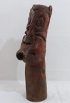 Carranca em tronco de madeira entalhada. Med. 56 cm altura.