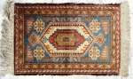 Tapete Tabriz Indiano. Med. 75 x 47 cm. Com desgaste.