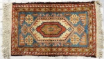 Tapete Tabriz Indiano. Med. 75 x 47 cm. Com desgaste.
