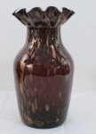 Belíssimo vaso em Murano, bojo liso, borda movimentada pinçada em ondas na cor grená, farta pigmentação a ouro, interior leitoso. Med. 40 x 21 cm. PEÇA DE EXPRESSIVO TAMANHO E FRAGILIDADE, ENVIO SOMENTE POR TRANSPORTADORA.