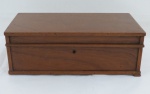 Grande caixa porta jóias em madeira nobre, interior revestido em cetim, tampa com espelho. Med. 11 x 32 x 17 cm.