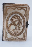 Missal de coleção com capa em madrepérola , da antiga casa Morizot com 572 páginas, e imagem de Cristo esculpido em relevo. Apresenta desgaste do tempo. Med. 12,5 x 8,5 cm