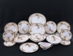 OLD CHELSEA - JOHNSON BROS ENGLAND - Parte de  aparelho de jantar em porcelana inglesa com fina decoração floral, guirlandas, borda com frisos verde e dourado, composto por: 7 pratos rasos ( 23cm), 7 pratos de sobremesa (18cm), 7 pratos fundos (23cm), 3 travessas ovais ( a maior 30 x 25 cm), 1 sopeira com tampa (26 cm), 1 legumeira oval (25cm), uma arrozeira  ( 7 x 23 cm), uma molheira com presentoir . Total 28 peças. Marcado na base;