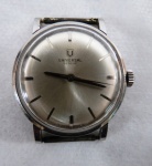 UNIVERSAL GENEVE- Relógio de pulso masculino suiço automático. Caixa em aço. em bom estado, FUNCIONANDO. Med. 3,5 cm.