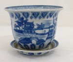 Antigo cachepot com presentoir em porcelana oriental chinesa, decorado em azul com pagodes, flores e gregas. Med. 16 x 20 cm.