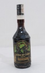 Uma garrafa de liqueur francês Creme de Cassis Cazanove, 500 ml lacrada e selada. Produce of France. 