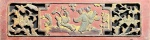 ARTE ORIENTAL - Linda e antiga placa chinesa, circa 1940, ao gosto da dinastia Ming, em madeira nobre, magnificamente entalhada, com douração, decorada por Cena de Figuras Com Flores. Med 14x44 cm. Obs: apresenta marcas do tempo.