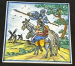 COLECIONISMO - Lindíssimo antigo e singular azulejo espanhol finamene esmaltado a mão em decoração da afamada historia de Don Quixote. Peça localizada na base. Med.: 15x15 cm