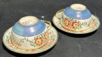 KN - Lindo, antigo e delicado par de xícaras japonesas ditas para café ,confeccionado em porcelana branca policromada em decoração floral. Acompanham píres no mesmo padrão.