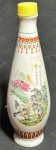 Linda e antiga garrafa oriental dita para saque confeccionada em porcelana branca, ricamente policromada, decorada em Cena Campestre.